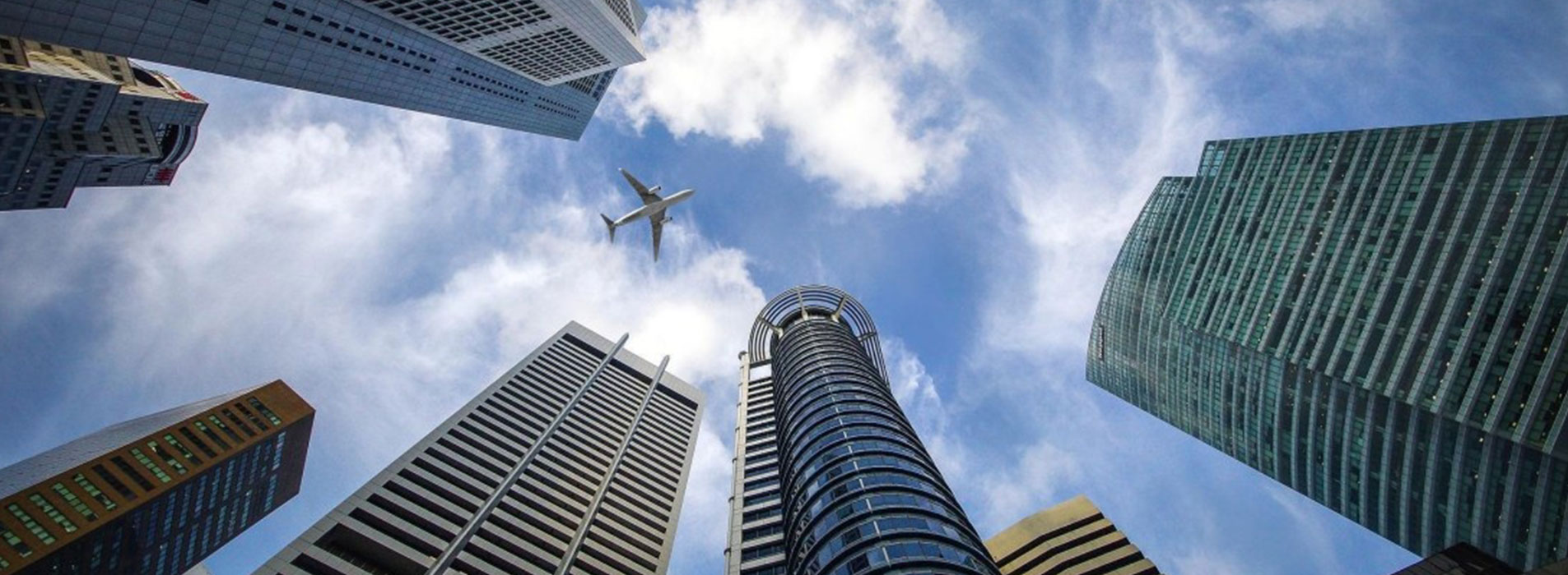 빌딩사이의 비행기